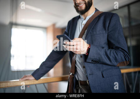 Bärtiger Mann lächelnd beim Lesen der Nachrichten von Frau Stockfoto