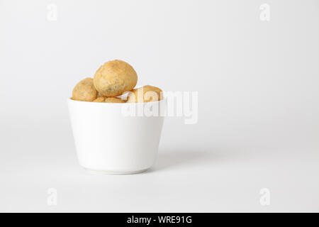 Tasse Schokolade Windbeutel closeup auf weißem Hintergrund Stockfoto