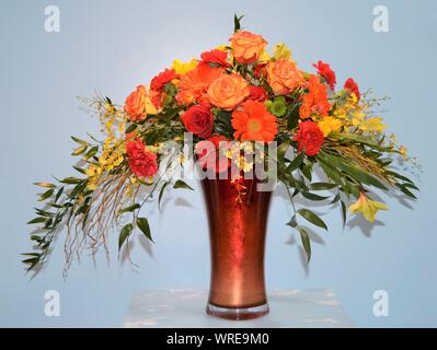 Schönen Herbst Blumenschmuck in ein hohes Glas Vase. Stockfoto