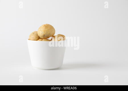 Tasse Schokolade Windbeutel closeup auf weißem Hintergrund Stockfoto