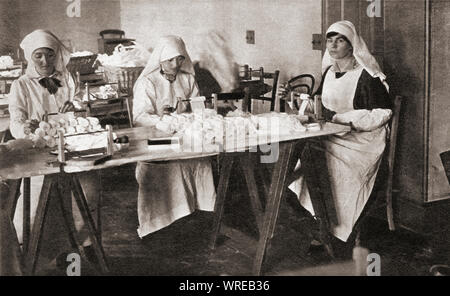 Frauen freiwillige und Krankenhaus Voraussetzungen für die St. John Ambulance Feuerwehr Krankenhaus während des Ersten Weltkrieges. Aus dem Festzug des Jahrhunderts, veröffentlicht 1934. Stockfoto