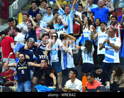 Dongguan, Guangdong Provinz Chinas. 10 Sep, 2019. Fans von Argentinien feiern nach dem Viertelfinale zwischen Argentinien und Serbien an der 2019 FIBA-Weltmeisterschaft in Dongguan, Provinz Guangdong im Süden Chinas, Sept. 10, 2019. Credit: Zhu Zheng/Xinhua/Alamy leben Nachrichten Stockfoto