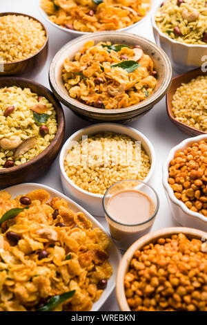 Gruppe von Maisflocken und dicken Poha Chivda oder Chiwda und Chatpata Masala Chana und gebratenen knusprigen Moong Dal, serviert in einer Schüssel. Selektive Fokus Stockfoto