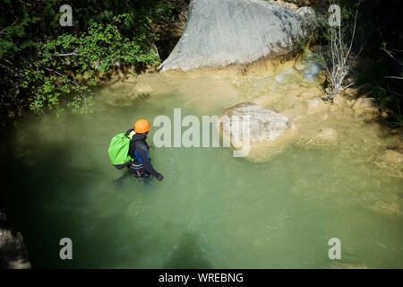 Canyoning Lucas Canyon in Tena Tal, die Pyrenäen. Stockfoto