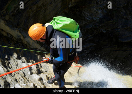 Canyoning Lucas Canyon in Tena Tal, die Pyrenäen. Stockfoto