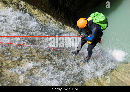 Canyoning Lucas Canyon in Tena Tal, die Pyrenäen. Stockfoto