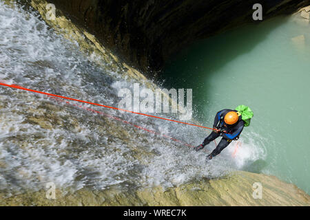 Canyoning Lucas Canyon in Tena Tal, die Pyrenäen. Stockfoto