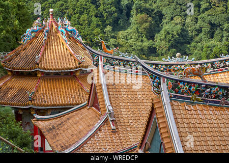 Die geschwungenen Dächer mit ornamentalen Drachen an den Verlassenen bunte chinesische Tempel in der Nähe der Nachi Wasserfall eingerichtet. Präfektur Wakayama. Japan Stockfoto