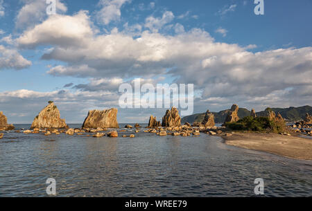 Hashigui-iwa (Brückenpfeiler Felsen) - die Serie von Felsen in Richtung Oshima Island in der Nähe von Kushimoto im Licht der untergehenden Sonne. Präfektur Wakayama. Honshu Stockfoto