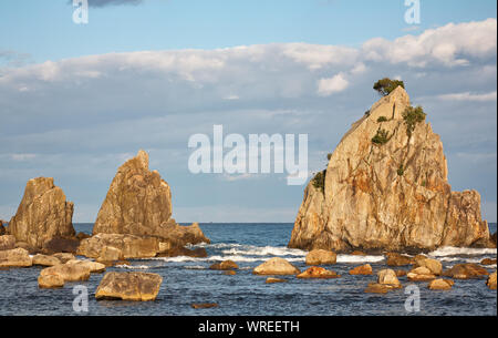 Hashigui-iwa (Brückenpfeiler Felsen) - die Serie von Felsen in Richtung Oshima Island in der Nähe von Kushimoto im Licht der untergehenden Sonne. Präfektur Wakayama. Honshu Stockfoto