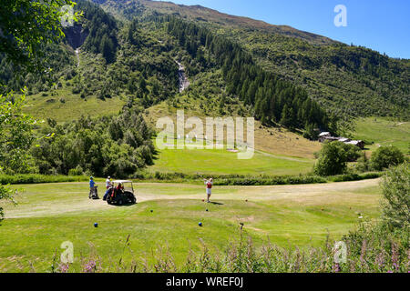 Malerischer Blick auf den Golf von Golf Club Courmayeur et Grandes Jorasses im Val Ferret, mit Menschen, die Golf spielen im Sommer, Courmayeur, Italien Stockfoto