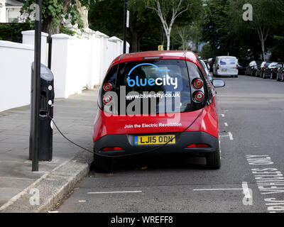 Bolloré Bluecar Bluecity auto Teilen an eine Ladestation Notting Hill, London, UK Stockfoto