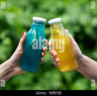Blau Isotonik und detox Limonade in Frau Hände outdoor Stockfoto