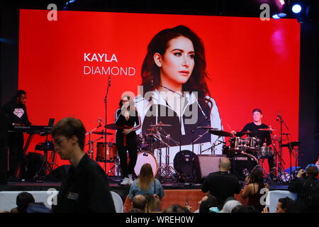Sänger Kayla Diamond führt auf der Bühne während TIFF 2019 in Toronto Stockfoto
