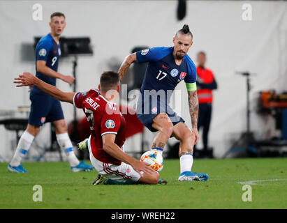 BUDAPEST, Ungarn - 9. SEPTEMBER: (L-R) Adam Szalai Ungarns Herausforderungen Marek Hamsik der Slowakei während der UEFA Euro 2020 Gruppe E-qualifikationsspiel zwischen Ungarn und der Slowakei an Groupama Arena am 9. September 2019 in Budapest, Ungarn. Stockfoto