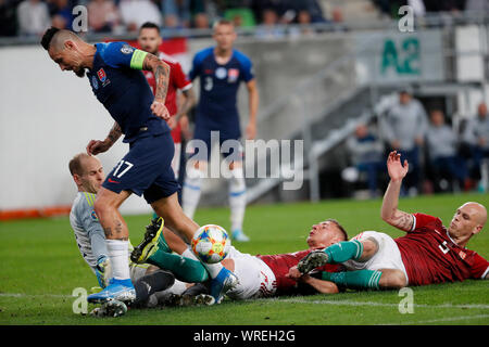 BUDAPEST, Ungarn - 9. SEPTEMBER: Marek Hamsik der Slowakei #17 von Peter Gulacsi Ungarns (l), Willi Orban von Ungarn (r2) und Botond Barath von Ungarn (r) während der UEFA Euro 2020 Gruppe E-qualifikationsspiel zwischen Ungarn und der Slowakei an Groupama Arena am 9. September 2019 in Budapest, Ungarn herausgefordert. Stockfoto