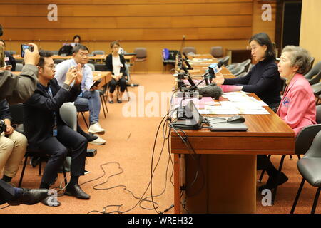 (190910) - Genf, Sept. 10, 2019 (Xinhua) - stiefmütterchen Ho Chiu - König (2. R), Vorsitzende des Hong Kong Vereinigung der Frauen (HKFW) und Annie Wu Suk-ching (1. R), Berater des HKFW, erhalten Medien Interview nach einem Side-Event "70 Jahre der Entwicklung der Menschenrechte in China" von der 42. ordentlichen Sitzung des Menschenrechtsrates der Vereinten Nationen in Genf, Schweiz, Sept. 9, 2019 betitelte. Frau Vertreter aus der chinesischen Stadt Hong Kong sagte am Dienstag, dass sie die Wahrheit über Hong Kong bringen wird, als auch, was den durchschnittlichen Menschen in Hongkong über die Stockfoto