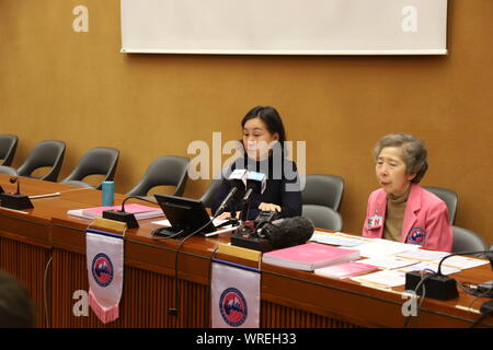 (190910) - Genf, Sept. 10, 2019 (Xinhua) - stiefmütterchen Ho Chiu - König (L), Vorsitzende des Hong Kong Vereinigung der Frauen (HKFW) und Annie Wu Suk-ching, Berater des HKFW, erhalten Medien Interview nach einem Side-Event "70 Jahre der Entwicklung der Menschenrechte in China" von der 42. ordentlichen Sitzung des Menschenrechtsrates der Vereinten Nationen in Genf, Schweiz, Sept. 9, 2019 betitelte. Frau Vertreter aus der chinesischen Stadt Hong Kong sagte am Dienstag, dass sie die Wahrheit über Hong Kong bringen wird, als auch, was den durchschnittlichen Menschen in Hongkong - denken Sie an die lokale situat Stockfoto