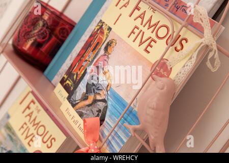 Enid Blyton berühmten Fünf Bücher in einem Buch Rack. Stockfoto