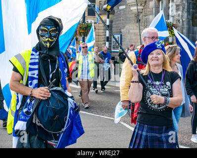 Alle unter einem Banner Unabhängigkeit (auob) Rallye, Perth, Schottland, UK. Eine schottische Unabhängigkeit Anhänger tragen Guy Fawkes Maske und Frau im Kilt Stockfoto