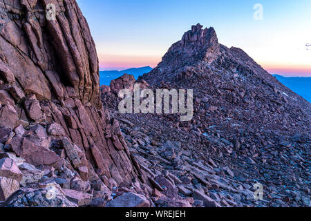 Storm Peak - ein Sommer sonnenaufgang Blick auf Storm Peak, von Schlüsselloch ridge unter Longs Peak, Rocky Mountain National Park, Colorado, USA, gesehen. Stockfoto