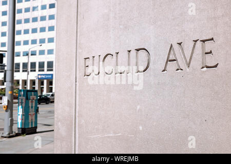 Euclid Avenue in der Innenstadt von Cleveland, Ohio, USA ist einer der Hauptverkehrsstraßen, die mit einer reichen Geschichte. Stockfoto