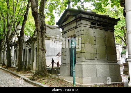 Gräber, Denkmäler, Futter Avenue des Ailantes in der 54th Division der Friedhof Père Lachaise, Paris, Frankreich Stockfoto