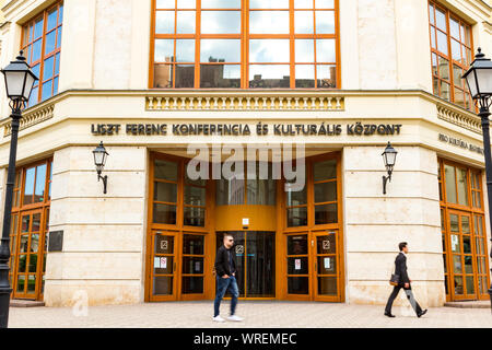 Eingang von Liszt Ferenc Konferenz- und Kulturzentrum in Sopron, Ungarn Stockfoto