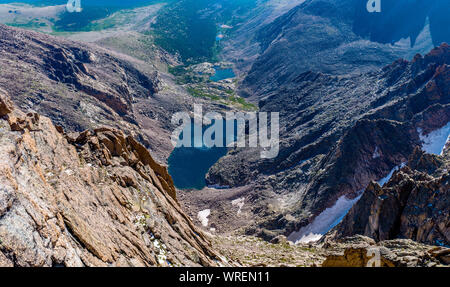 Chasm Lake - morgen Sommer Überblick über Chasm Lake, wie vom Gipfel des Longs Peak, Rocky Mountain National Park, Colorado, USA, gesehen. Stockfoto