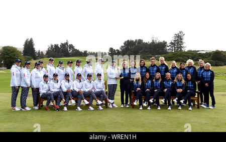 Team USA captain Juli Inkster (Mitte links) und Team Europa Kapitän Catriona Matthew (Mitte rechts) mit der Trophäe, Vice Kapitäne und ihre Mannschaft während der Vorschau Tag zwei des Solheim Cup 2019 in Gleneagles Golf Club, Auchterarder darstellen. Stockfoto