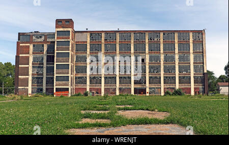 Blick von der East 49th Street in Cleveland, Ohio, USA von der zum Ritter getragenen und verlassenen Richman Brothers Factory, die 1990 geschlossen wurde. Stockfoto