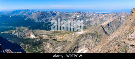 Gipfel - einen herrlichen Morgen Sommer Überblick vom Gipfel des Longs Peak, in Richtung Südwesten, Rocky Mountain National Park, Colorado, USA. Stockfoto