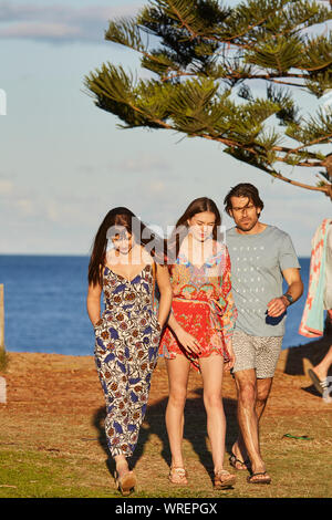 Darsteller Rohan Nichol, Anna Cocquered und Kesti Morassi Dreharbeiten einen Outdoor Szene von Haus & Weg TV-Serie im Palm Beach, NSW, Australien Stockfoto