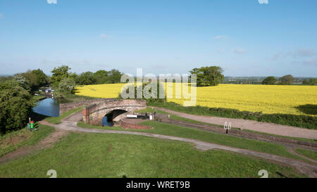 Ein Schloss am Worcester Birmingham canal Von oben nach unten blockieren Stockfoto