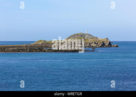 Mit Blick auf den Leuchtturm auf der Insel von Pernagie Punkt und Porth Dichtung, St. Martin's Island, Isles of Scilly, Cornwall, England, Großbritannien Stockfoto