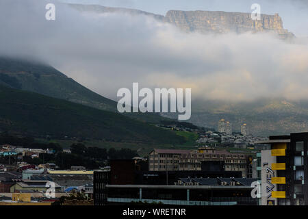 Südafrika Tafelberg von Kapstadt Innenstadt Vorort von Woodstock gesehen Stockfoto