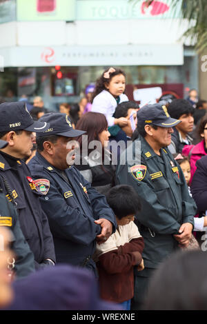LIMA, PERU - 21. JULI 2013: Unbekannter Polizisten auf dem Wong Parade in Miraflores am 21. Juli 2013 in Lima, Peru. Stockfoto