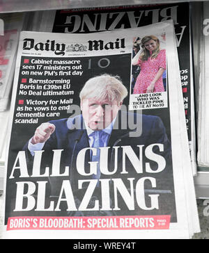 Daily Mail Titelseite Schlagzeilen 25. Juli 2019 Boris Johnson 'All Guns Blazing' 17 Kabinettsminister am 1st. Tag des Premierministers in London, England, Großbritannien Stockfoto