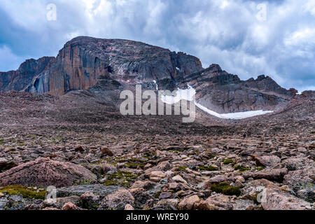 Longs Peak - eine Nahaufnahme eines Longs Peak in einer stürmischen Sommernachmittag, von der Boulder Field, Rocky Mountain National Park, Colorado, USA, gesehen. Stockfoto