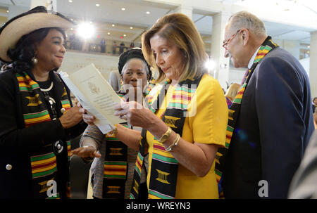 Washington DC, USA. 10 Sep, 2019. Sprecherin des Repräsentantenhauses Nancy Pelosi von Kalifornien (C), trug den Afrikanischen Stickerei, kommt mit (L-R) Vertreter Frederica Wilson von Florida und Sheila Jackson Lee von Texas und Senator Chuck Schumer aus New York, das US Capitol, Dienstag, September 10, 2019, in Washington, DC. Das Programm markiert das 400-jährige Jubiläum der Ankunft der versklavten Afrikaner nach Amerika. Foto von Mike Theiler/UPI Quelle: UPI/Alamy leben Nachrichten Stockfoto