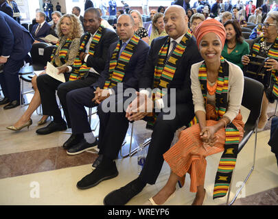 Washington DC, USA. 10 Sep, 2019. Rep, Ilhan Omar von Minnesota (R) nimmt ihren Sitz mit Rep. Andre Carson von Indiana (2., R), an das US Capitol, Dienstag, September 10, 2019, in Washington, DC. Das Programm markiert das 400-jährige Jubiläum der Ankunft der versklavten Afrikaner nach Amerika. Foto von Mike Theiler/UPI Quelle: UPI/Alamy leben Nachrichten Stockfoto