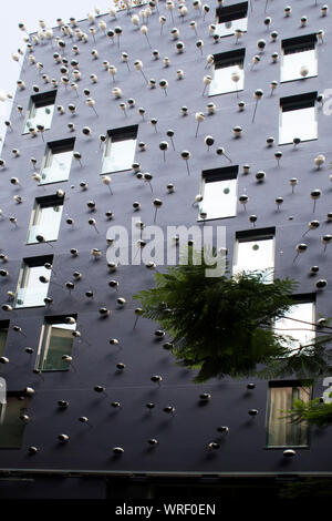 Barcelona, Spanien - 27. September 2019: Die schrullige Ohla Hotel in Barcelona, mit Augen, die Projektion von der Vorderseite des Gebäudes. Stockfoto
