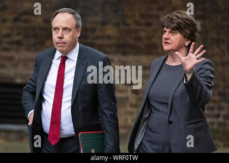 DUP-Chef Arlene Foster und stellvertretende Fraktionsvorsitzende Nigel Dodds kommen in Downing Street, London für ein Treffen mit Premierminister Boris Johnson. Stockfoto