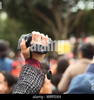 LIMA, PERU - 21. JULI 2013: Nicht identifizierte Person mit einer Videokamera die Wong Parade in Miraflores Film am 21. Juli 2013 in Lima, Peru. Stockfoto