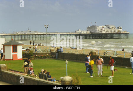 Das alte Putting Green und Palace Pier mit dem alten Theater, Brighton, East Sussex, England, Großbritannien. Um die 1980er Jahre Stockfoto