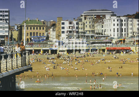 Brighton Beach Palace Pier aus gesehen, East Sussex, England, UK. Ca. 80er Stockfoto