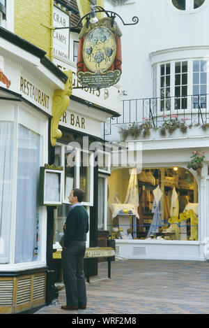 Ein Mann Studium der Speisekarte English's Restaurant, die Gassen, Brighton, East Sussex, England, Großbritannien Stockfoto
