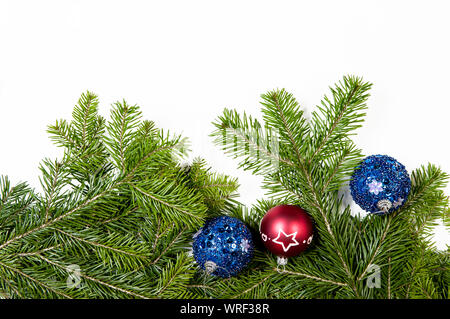 Weihnachten Hintergrund. Weihnachten Tannenbaum mit Dekoration auf weißem Hintergrund. Ansicht von oben, kopieren Raum Stockfoto