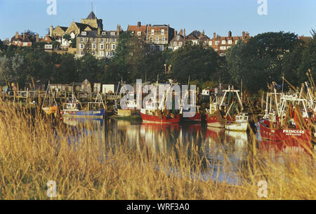 Fluss Rother & Angelboote/Fischerboote am Simmons Quay. Roggen, East Sussex. England. VEREINIGTES KÖNIGREICH. Europa Stockfoto