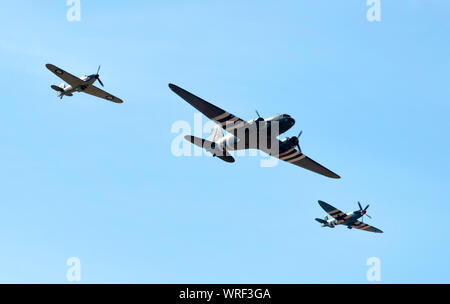 Flypast durch die Schlacht von Großbritannien Memorial Flight, bestehend aus einem Hurrikan, Dakota und Spitfire am 2019 Southport, Merseyside, UK Stockfoto